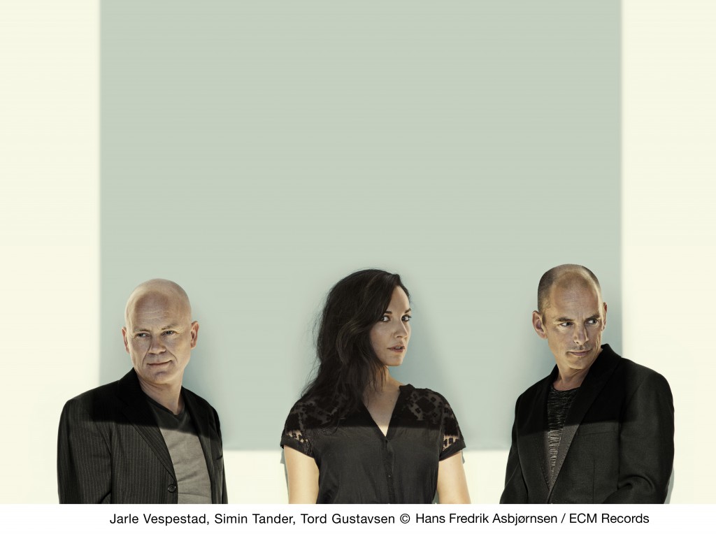 Tord Gustavsen Trio (Jarle Vespestad, Simin Tander, Tord Gustavsen), photo: Hans Fredrik Asbjørnsen / ECM Records)